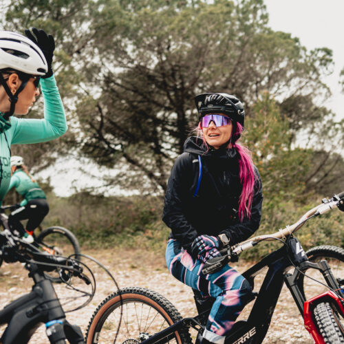 Échange de conseils entre VTTistes pour progresser en VTT - Škoda We Love Cycling