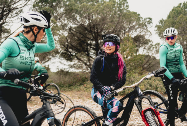 Échange de conseils entre VTTistes pour progresser en VTT - Škoda We Love Cycling
