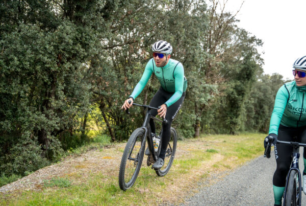 Cycliste sur son premier vélo gravel race en descente sur chemin de terre