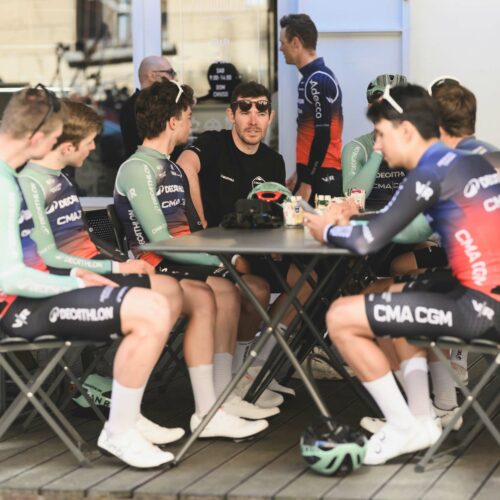 Coureurs pro de l'équipe Decathlon CMA CGM en mode coffee ride
