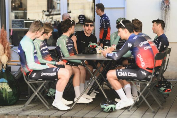 Coureurs pro de l'équipe Decathlon CMA CGM en mode coffee ride