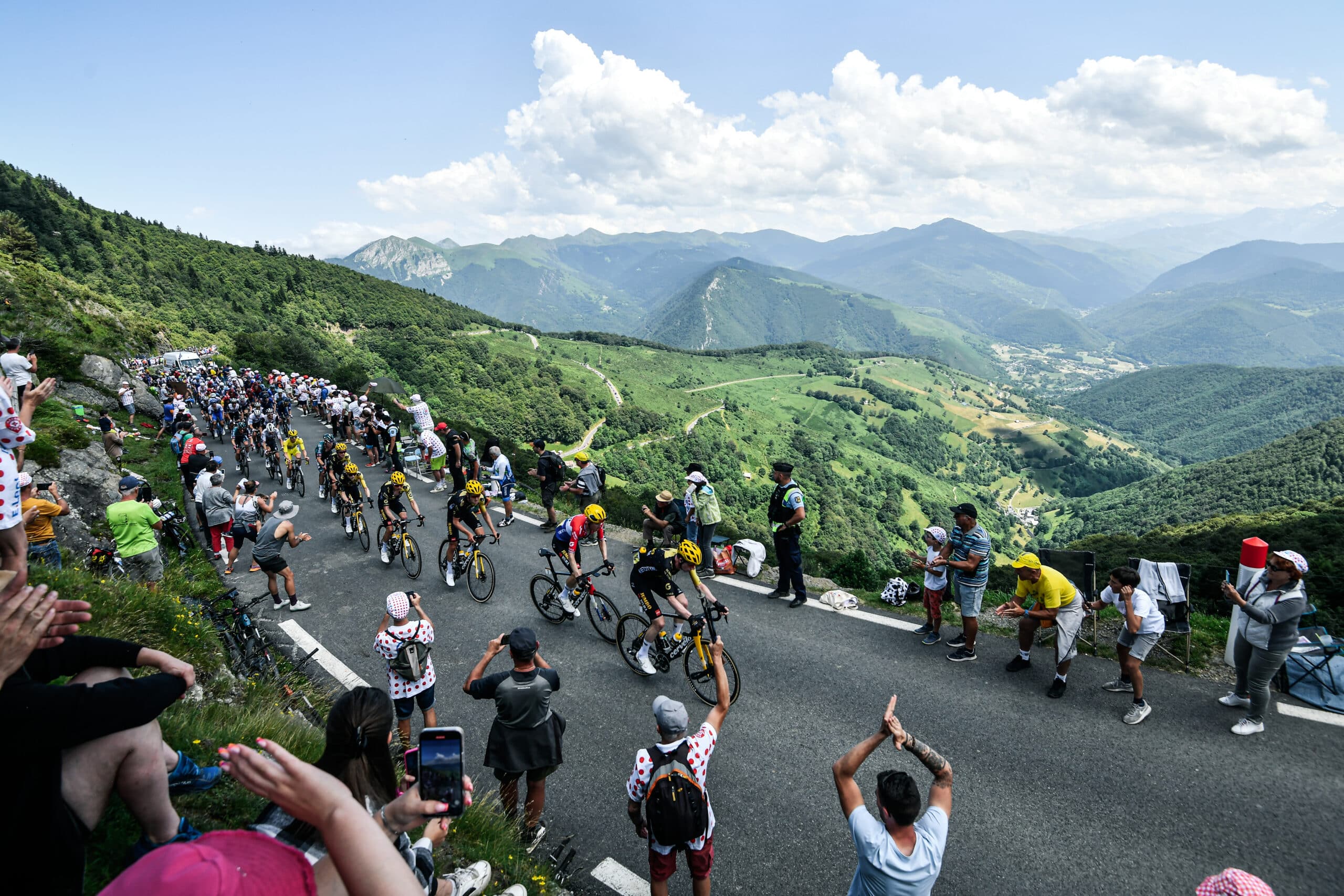 Ascension d'un col pyrénéen lors du Tour de France - Col d'Aspin réservé aux cyclistes