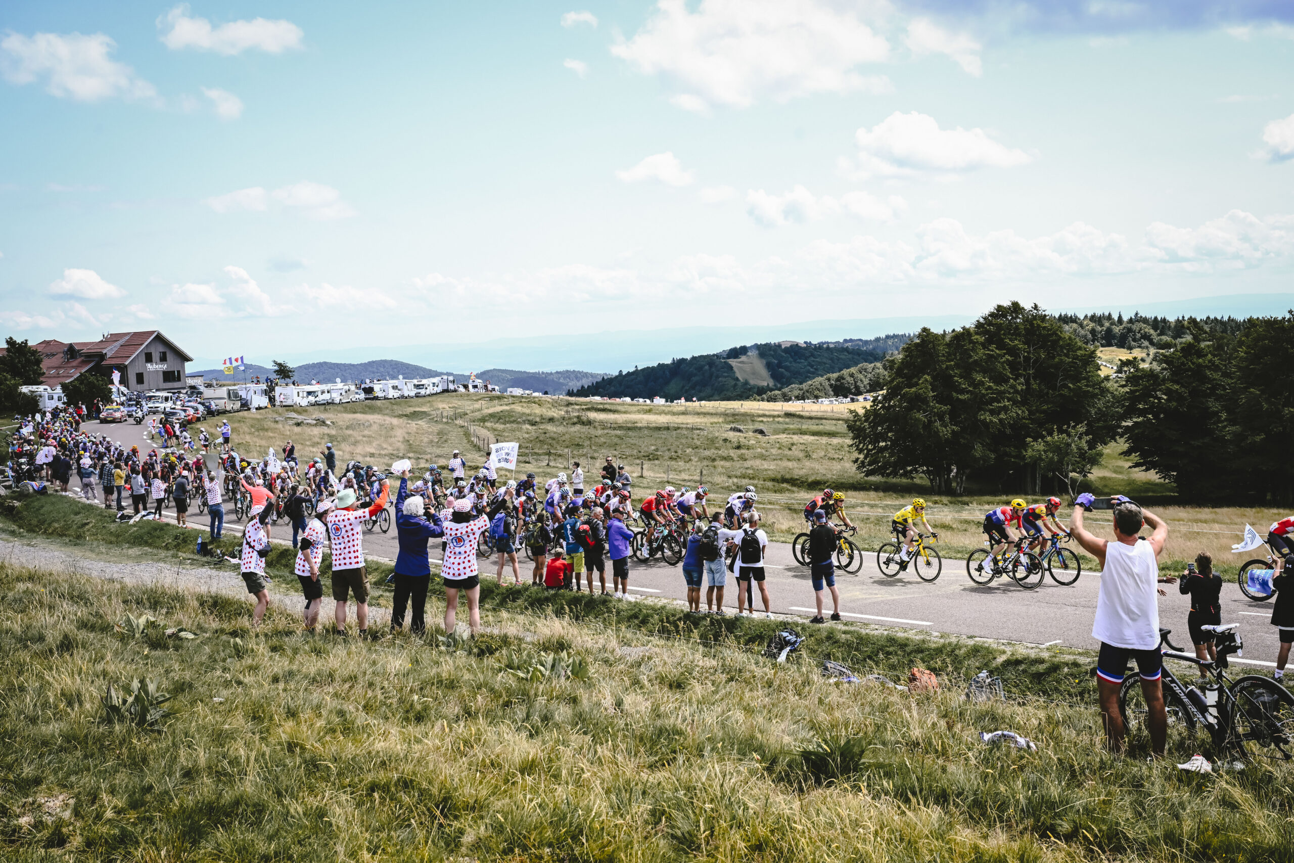 Cyclistes sur un col des Vosges réservé lors du Tour de France - Ballon d'Alsace